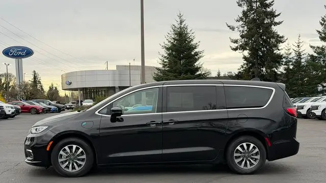 2024 Chrysler Pacifica Plug-In Hybrid S Appearance