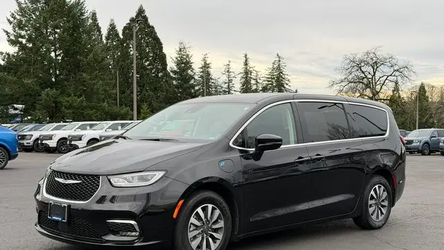 2024 Chrysler Pacifica Plug-In Hybrid S Appearance