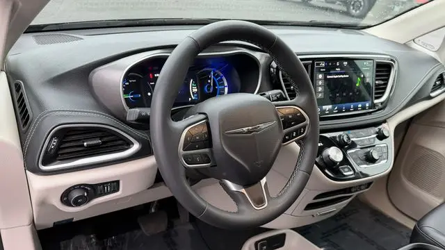 2024 Chrysler Pacifica Plug-In Hybrid S Appearance