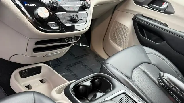 2024 Chrysler Pacifica Plug-In Hybrid S Appearance