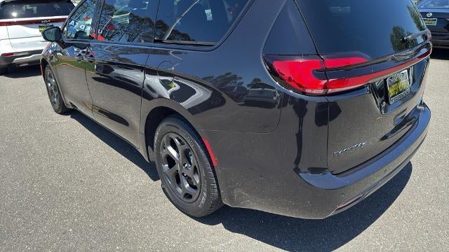 2024 Chrysler Pacifica Plug-In Hybrid Road Tripper
