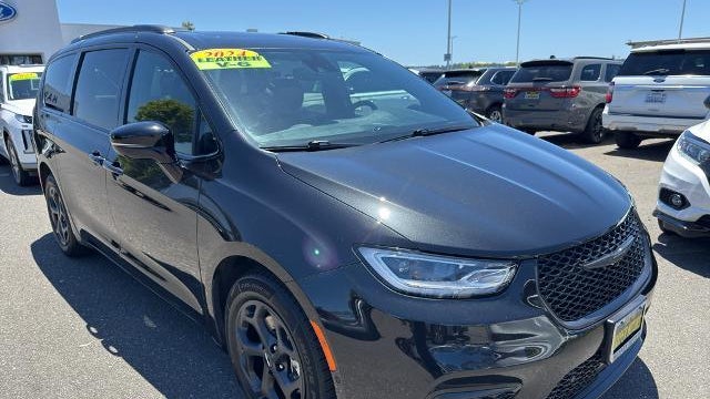 2024 Chrysler Pacifica Plug-In Hybrid Road Tripper