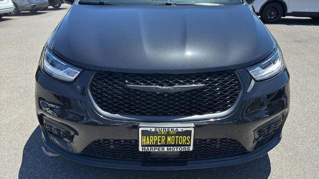 2024 Chrysler Pacifica Plug-In Hybrid Road Tripper