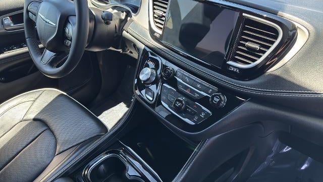 2024 Chrysler Pacifica Plug-In Hybrid Road Tripper