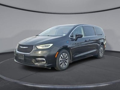 Photo of a 2024 Chrysler Pacifica Plug-In Hybrid Select 4DR Mini-Van for sale