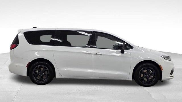 2024 Chrysler Pacifica Plug-In Hybrid Road Tripper