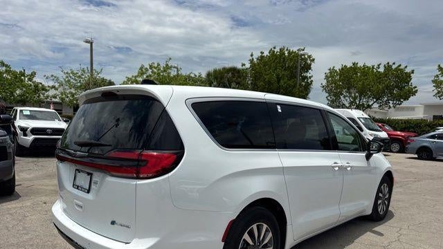 2024 Chrysler Pacifica Plug-In Hybrid Road Tripper