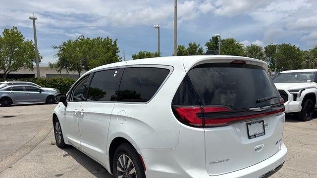 2024 Chrysler Pacifica Plug-In Hybrid Road Tripper