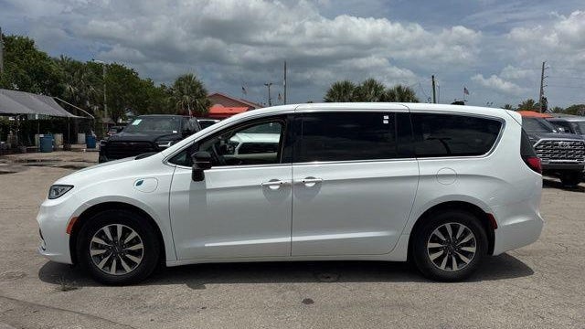 2024 Chrysler Pacifica Plug-In Hybrid Road Tripper