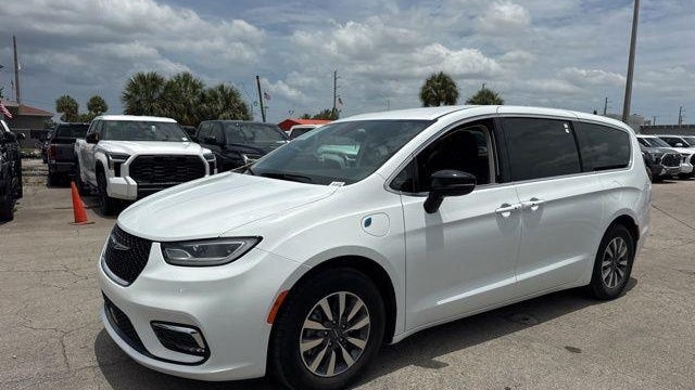 2024 Chrysler Pacifica Plug-In Hybrid Road Tripper