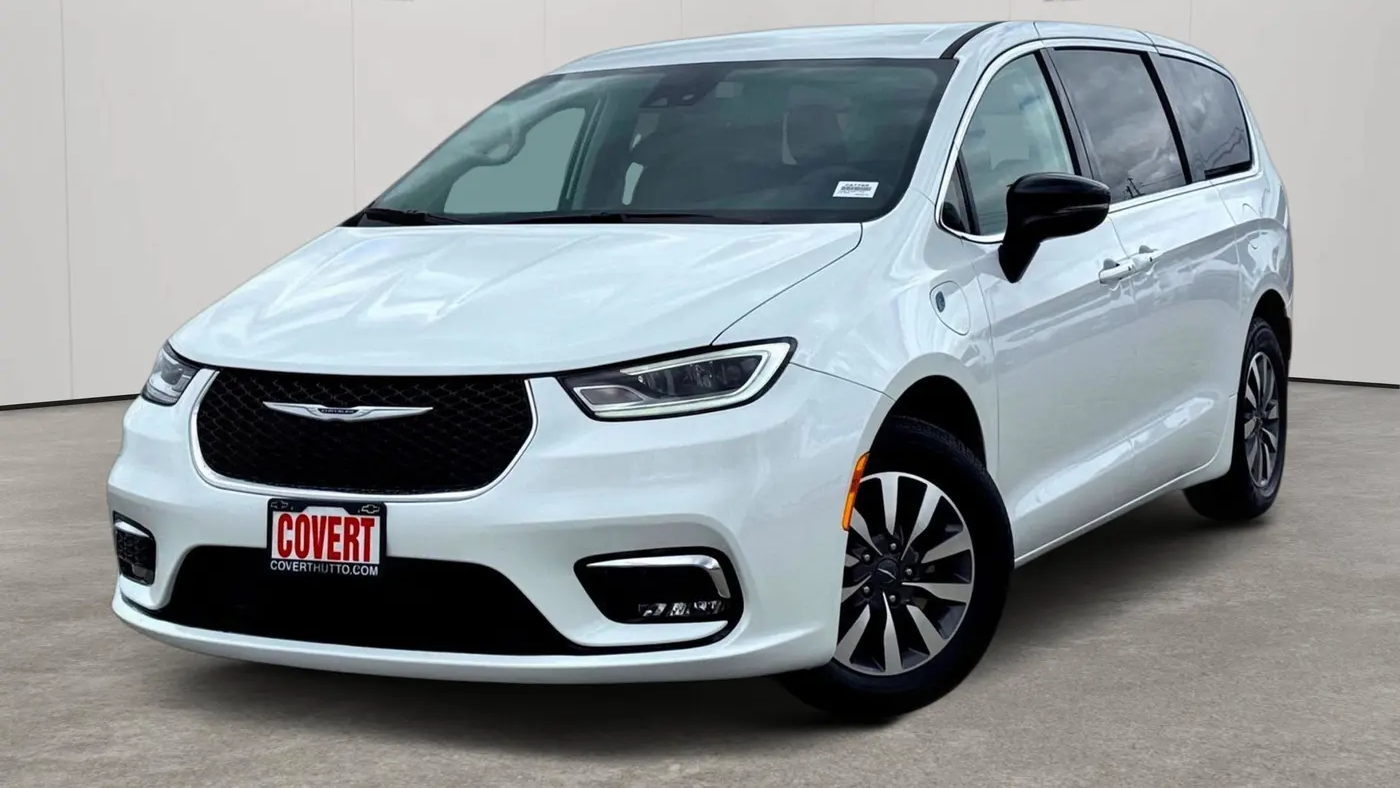 Preowned 2024 Chrysler Pacifica Plug-In Hybrid Road Tripper for Sale