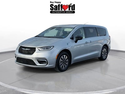 Photo of a 2024 Chrysler Pacifica Plug-In Hybrid Select 4DR Mini-Van for sale