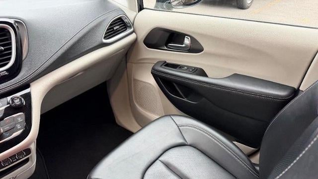 2024 Chrysler Pacifica Plug-In Hybrid Premium S Appearance