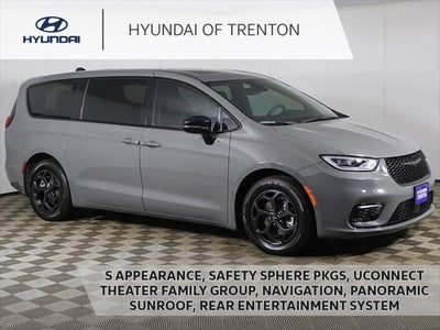 Photo of a 2023 Chrysler Pacifica Plug-In Hybrid Limited 4DR Mini-Van for sale