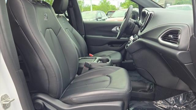 2024 Chrysler Pacifica Plug-In Hybrid S Appearance