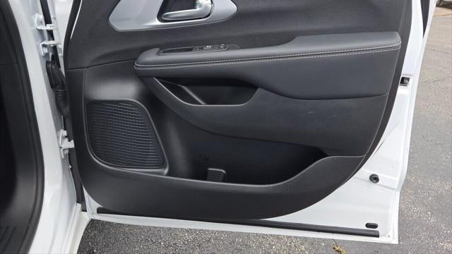 2024 Chrysler Pacifica Plug-In Hybrid S Appearance