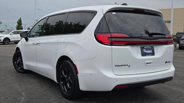 2024 Chrysler Pacifica Plug-In Hybrid S Appearance