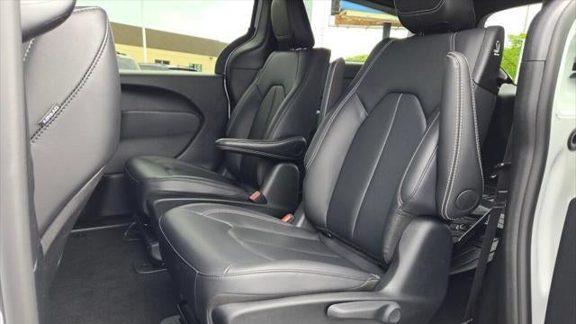 2024 Chrysler Pacifica Plug-In Hybrid S Appearance