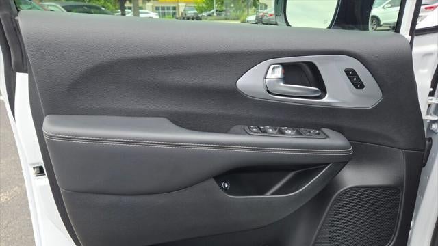 2024 Chrysler Pacifica Plug-In Hybrid S Appearance