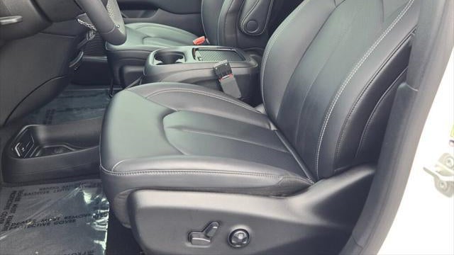 2024 Chrysler Pacifica Plug-In Hybrid S Appearance
