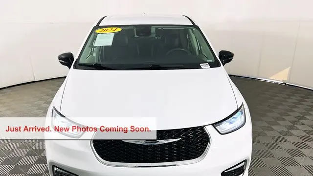 2024 Chrysler Pacifica Plug-In Hybrid Road Tripper