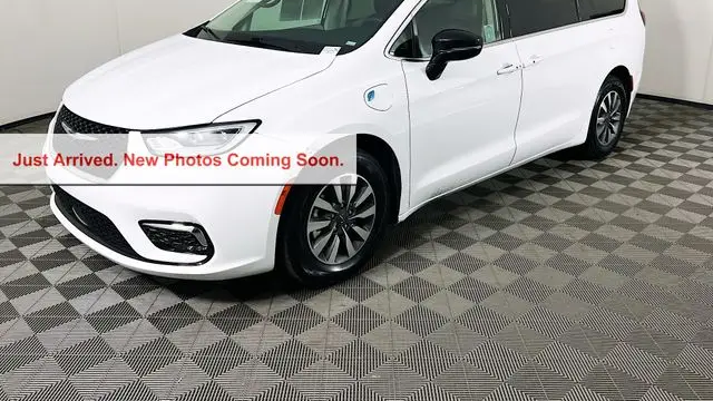 2024 Chrysler Pacifica Plug-In Hybrid Road Tripper