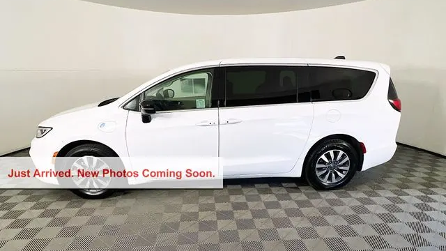 2024 Chrysler Pacifica Plug-In Hybrid Road Tripper