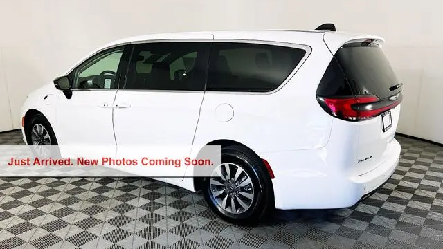 2024 Chrysler Pacifica Plug-In Hybrid Road Tripper