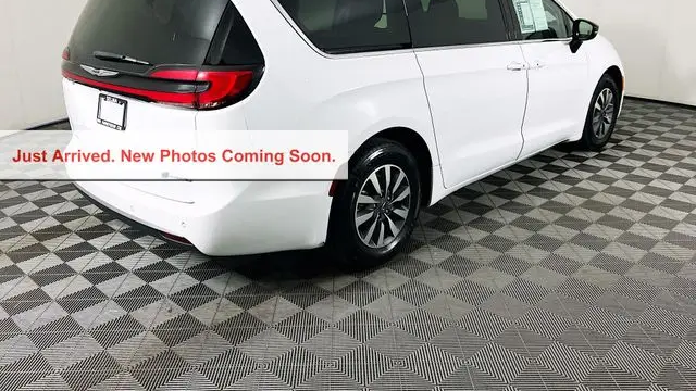 2024 Chrysler Pacifica Plug-In Hybrid Road Tripper