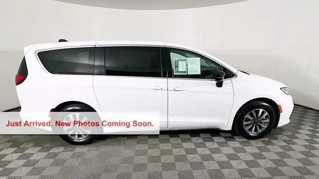 2024 Chrysler Pacifica Plug-In Hybrid Road Tripper