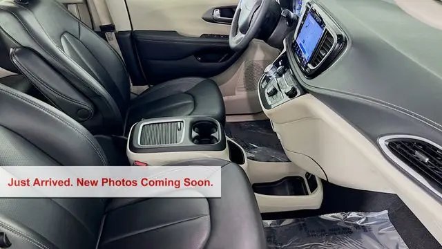 2024 Chrysler Pacifica Plug-In Hybrid Road Tripper