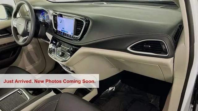 2024 Chrysler Pacifica Plug-In Hybrid Road Tripper