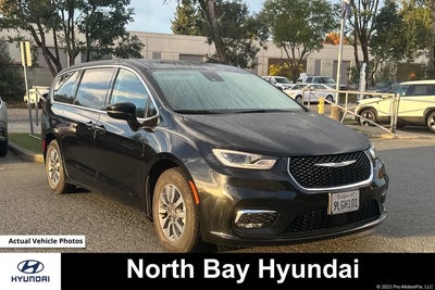 Photo of a 2024 Chrysler Pacifica Plug-In Hybrid Select 4DR Mini-Van for sale