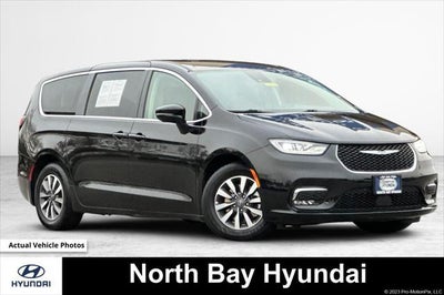 Photo of a 2024 Chrysler Pacifica Plug-In Hybrid Select 4DR Mini-Van for sale