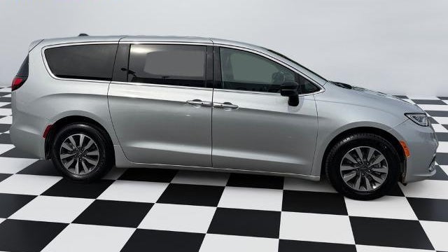 2024 Chrysler Pacifica Plug-In Hybrid Road Tripper