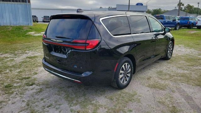 2024 Chrysler Pacifica Plug-In Hybrid Road Tripper