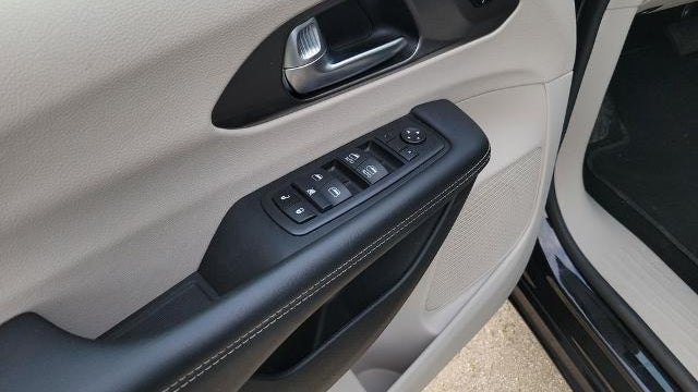 2024 Chrysler Pacifica Plug-In Hybrid Road Tripper
