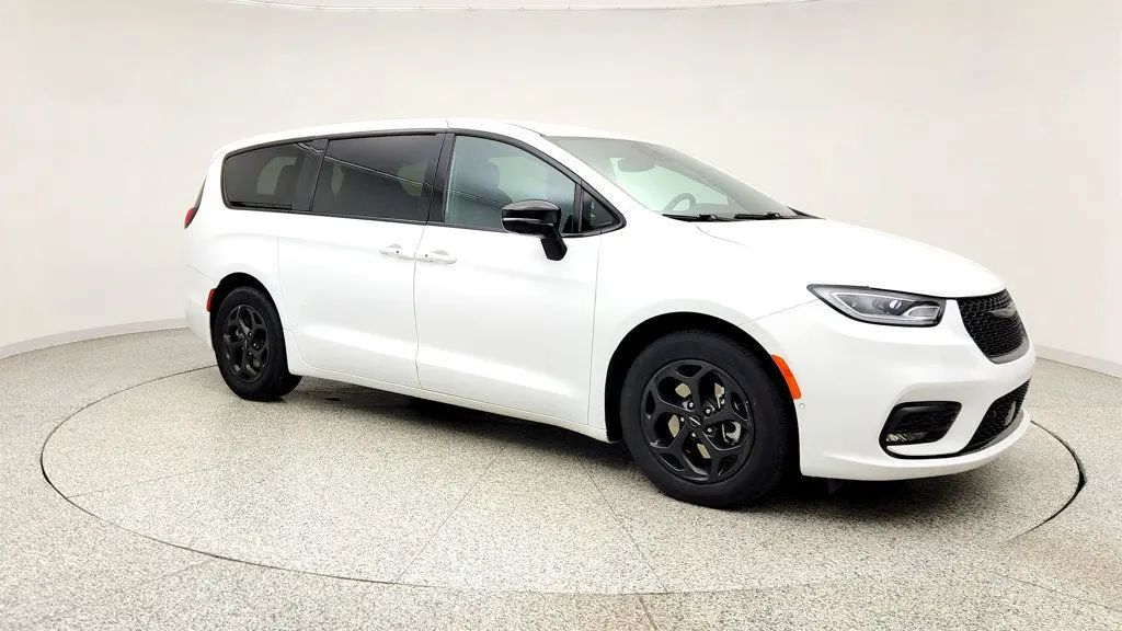 2024 Chrysler Pacifica Plug-In Hybrid Road Tripper