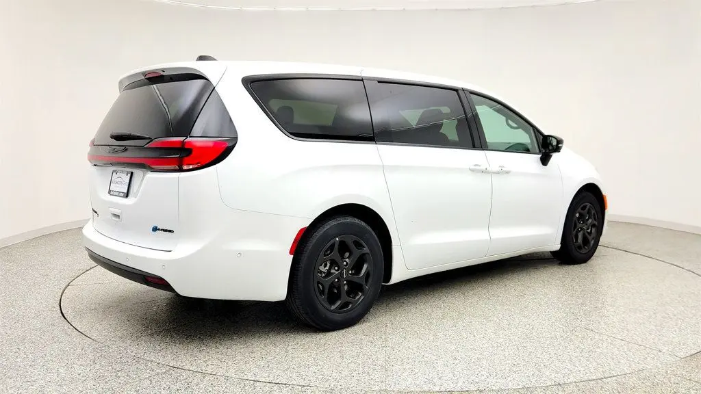 2024 Chrysler Pacifica Plug-In Hybrid Road Tripper