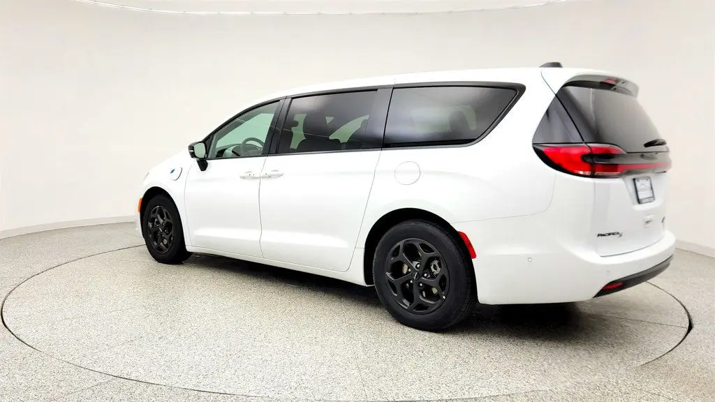 2024 Chrysler Pacifica Plug-In Hybrid Road Tripper