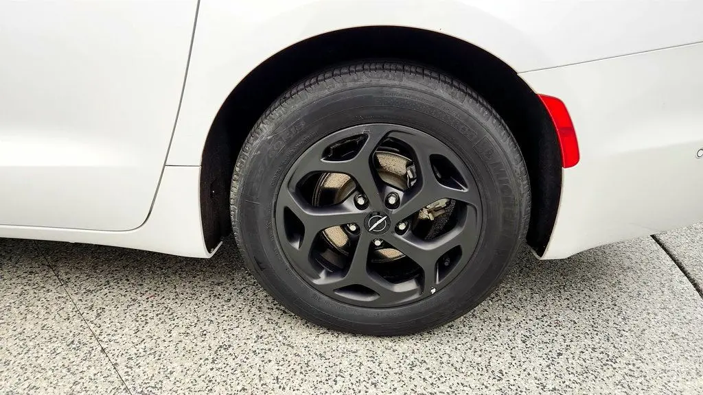 2024 Chrysler Pacifica Plug-In Hybrid Road Tripper