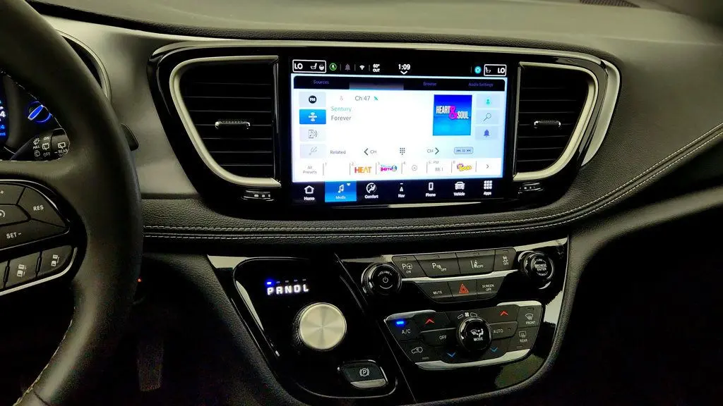 2024 Chrysler Pacifica Plug-In Hybrid Road Tripper