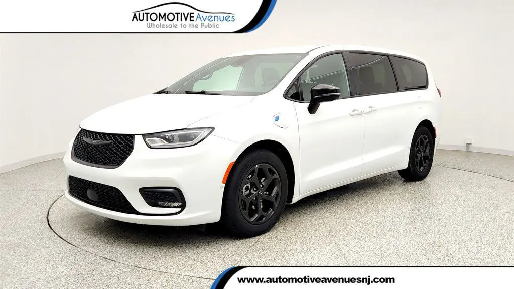 Preowned 2024 Chrysler Pacifica Plug-In Hybrid Road Tripper for Sale