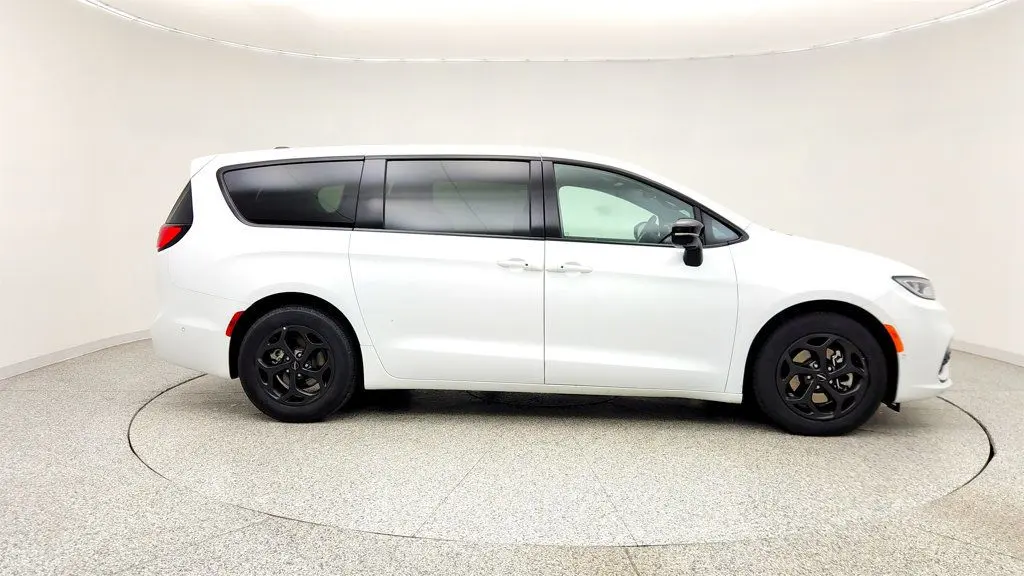 2024 Chrysler Pacifica Plug-In Hybrid Road Tripper