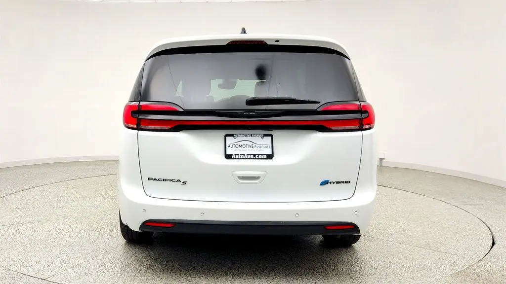 2024 Chrysler Pacifica Plug-In Hybrid Road Tripper