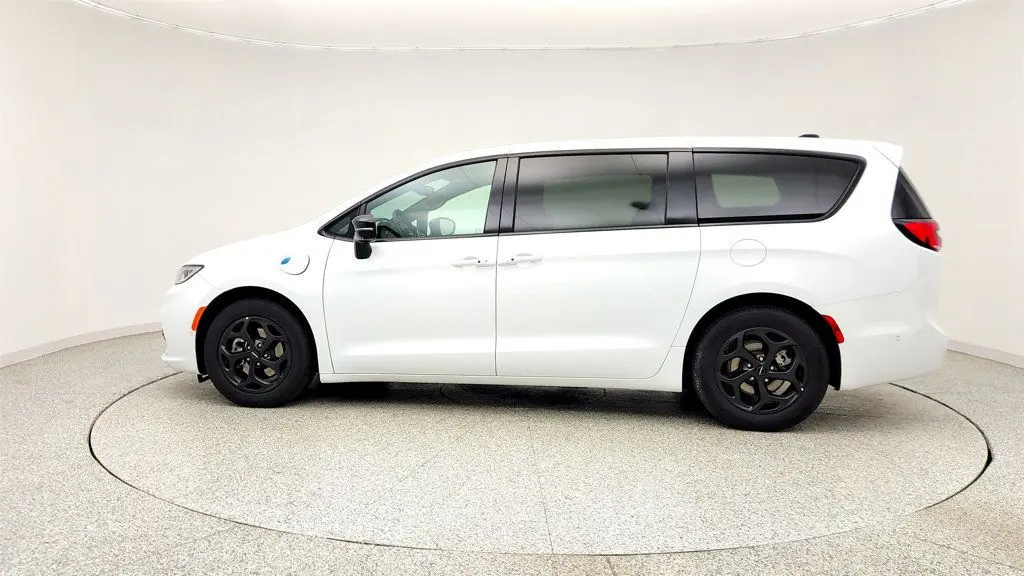 2024 Chrysler Pacifica Plug-In Hybrid Road Tripper
