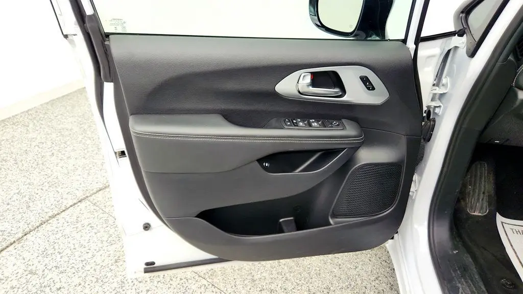 2024 Chrysler Pacifica Plug-In Hybrid Road Tripper