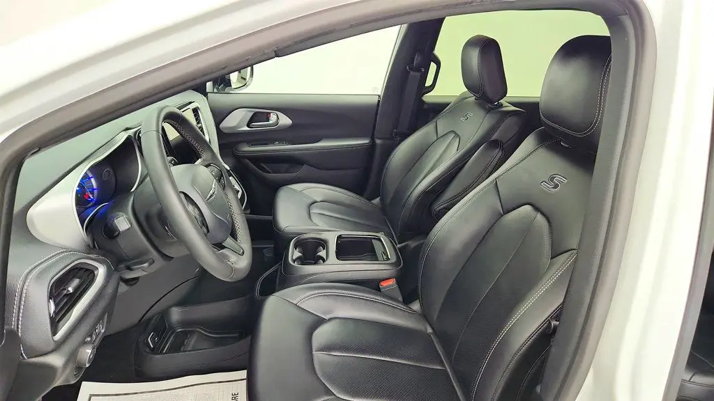 2024 Chrysler Pacifica Plug-In Hybrid Road Tripper