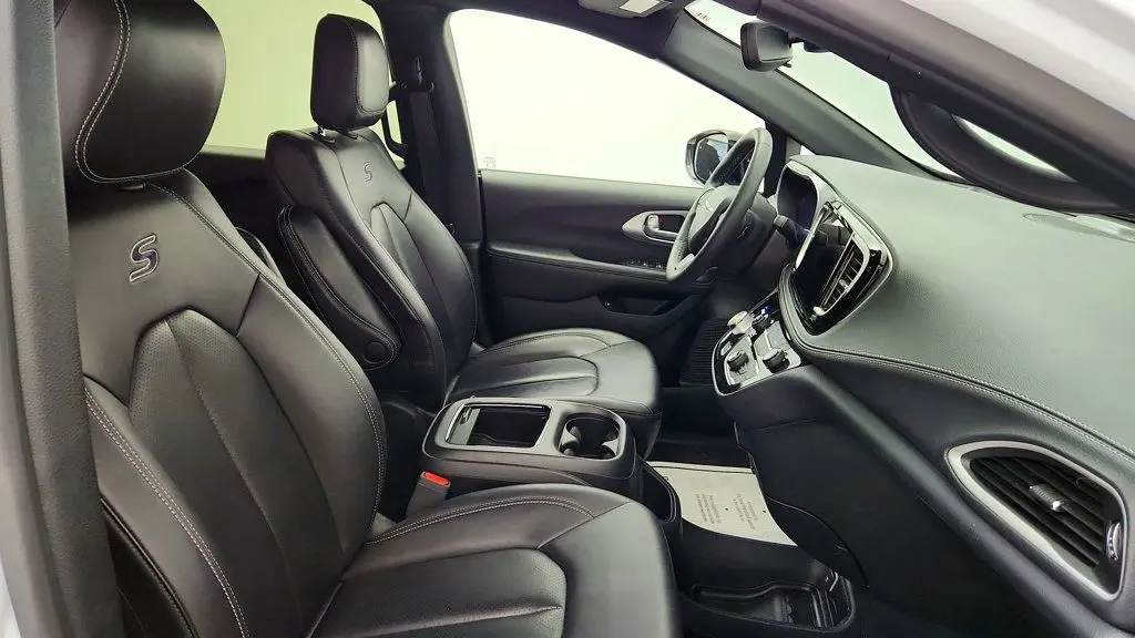 2024 Chrysler Pacifica Plug-In Hybrid Road Tripper