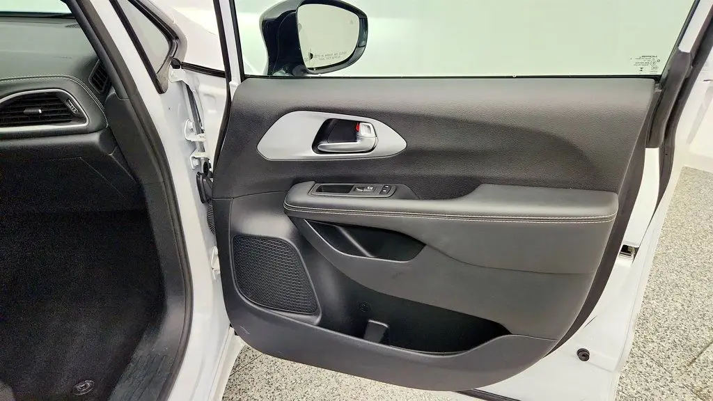 2024 Chrysler Pacifica Plug-In Hybrid Road Tripper